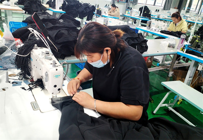 利辛縣永興鎮(zhèn)團(tuán)力富服飾公司工人正在縫制服裝。利辛縣永興鎮(zhèn)供圖